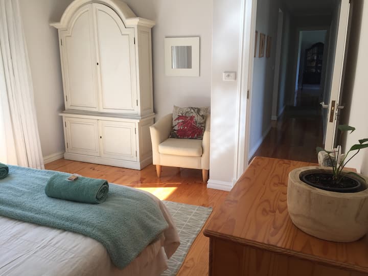 Ამ ოთახს აქვს მარცხენა უკანა ბაღის კარი 