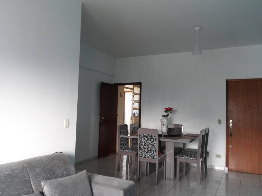 Ampla e bem ventilada e temos ventilado de teto