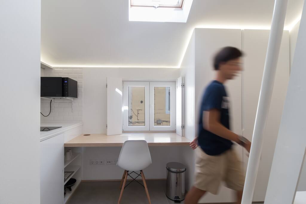 Being on the top floor, its 2 windows ensure you have plenty of natural light!