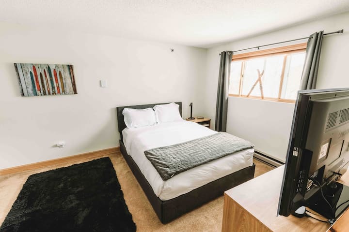 Newly updated queen bed with under the bed storage drawers. A beautiful view of the mountain out your bedroom window. Room darkening curtains for an wonderful night sleep.