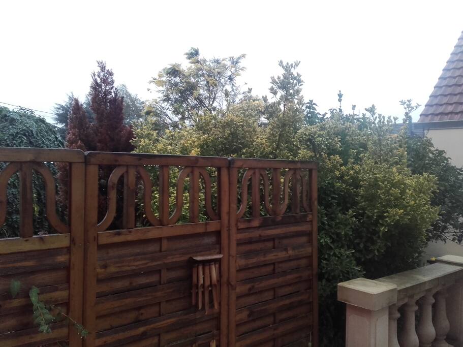 terrasse avec barbecue chaise longue et table