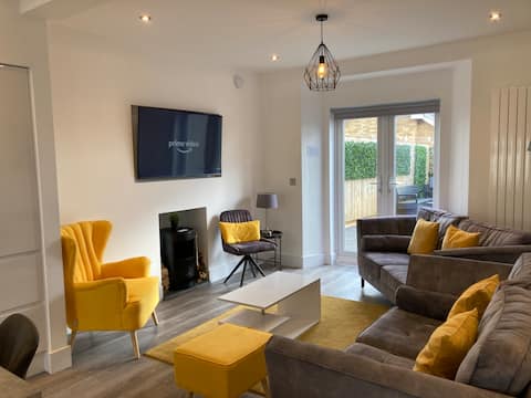 Top performing Airbnb: Tenby Heights, 5 en-suites, Parking & Garden in Tenby South, Tenby North