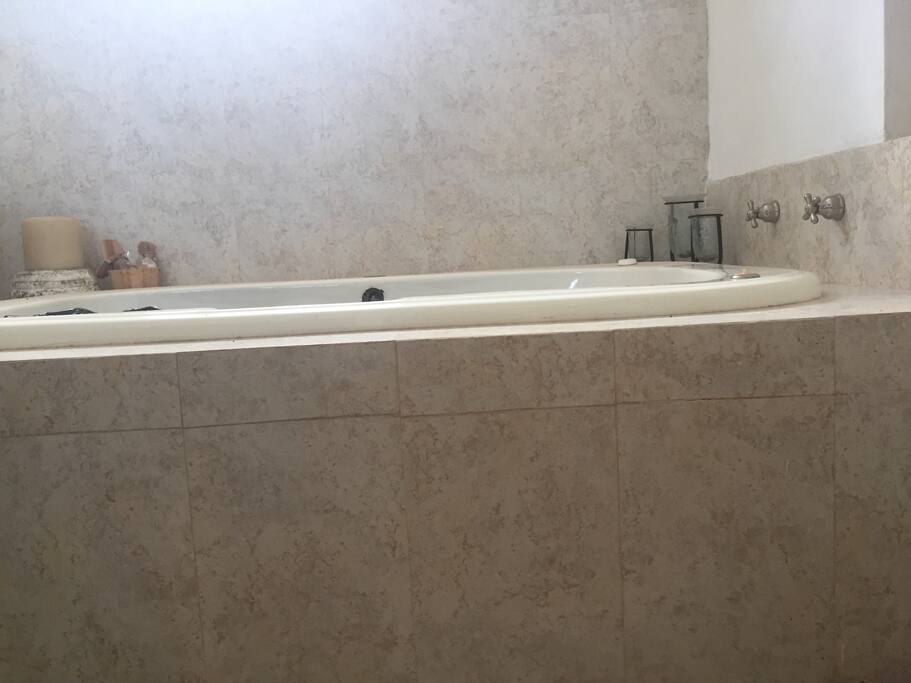Tina y regadera en el baño de la recámara principal