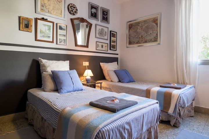 一间双人房，非常明亮，可俯瞰花园。 