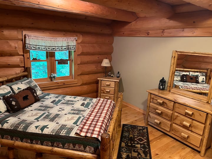 غرفة نوم في الطابق الأول تحتوي على جميع الأثاث الخشبي. سرير بحجم كوين