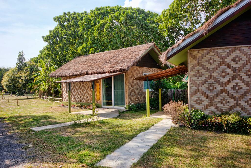 Bugalow entrance / entree du bungalow