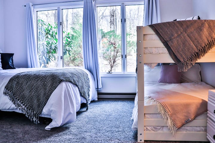 Downstairs bedroom • Queen bed/Bunk bed
