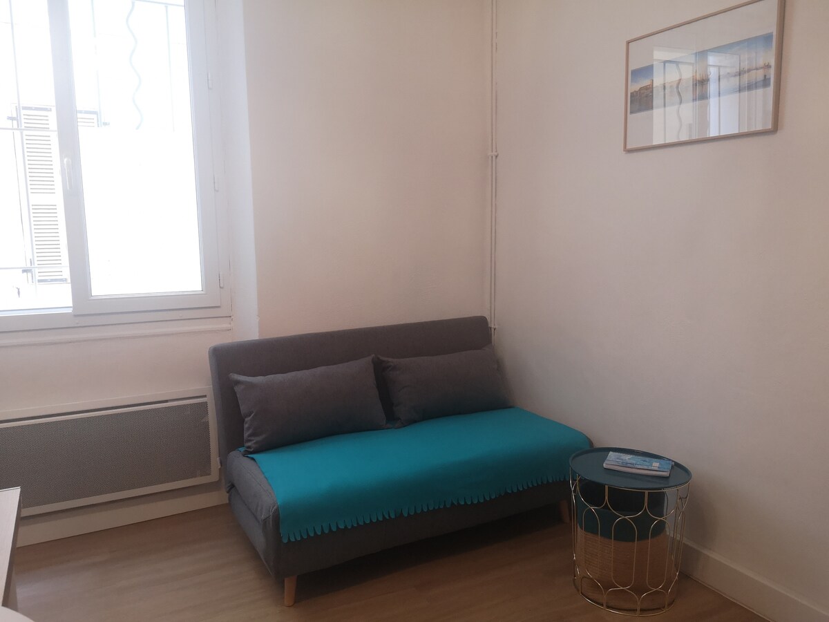 Sofa/convertible bed 2 seats (140x190) with mattress topper brand Dodo to sleep more comfortably