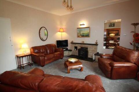 flat 1  Town Centre.  perfect location