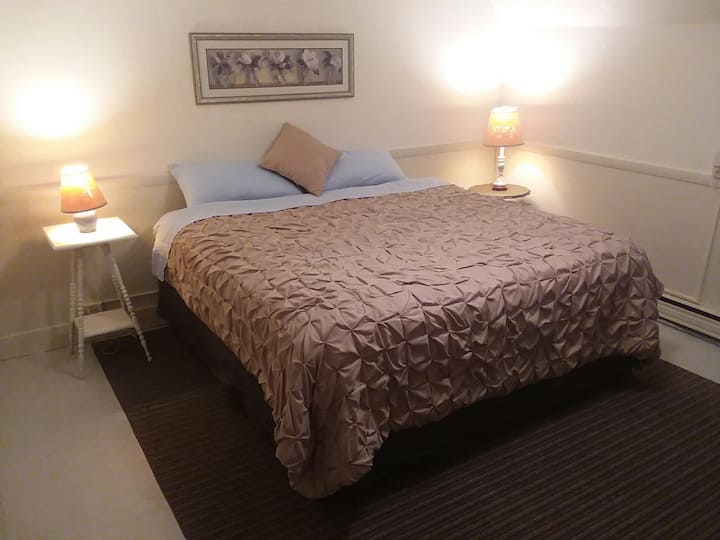 Dhoma e gjumit 1 është shtëpia e një krevati shumë të rehatshëm "king size".