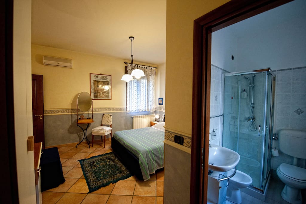 Interno camera da letto con bagno in camera