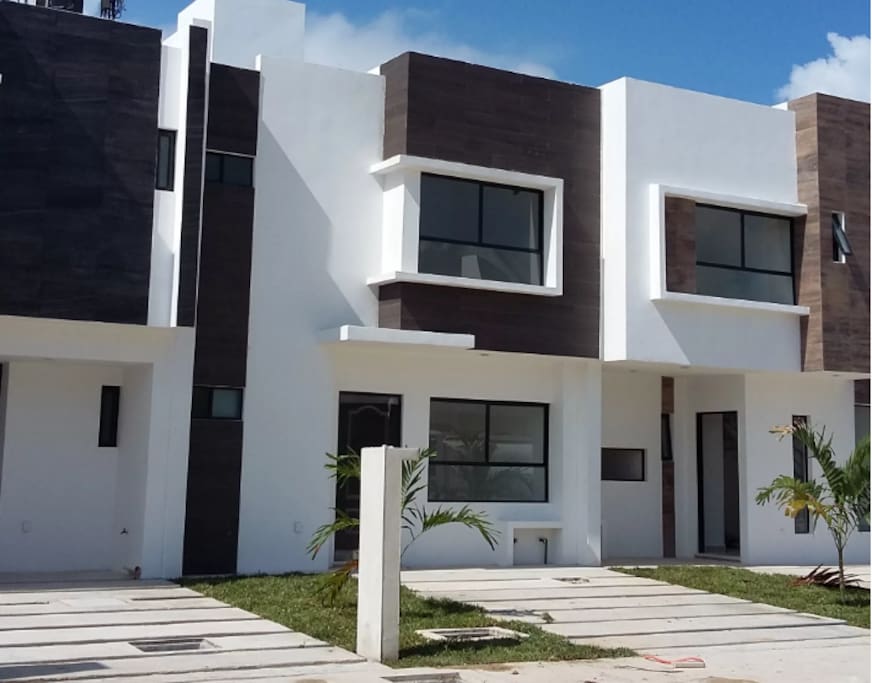 Hermosa casa de 2 pisos con acabados modernos.