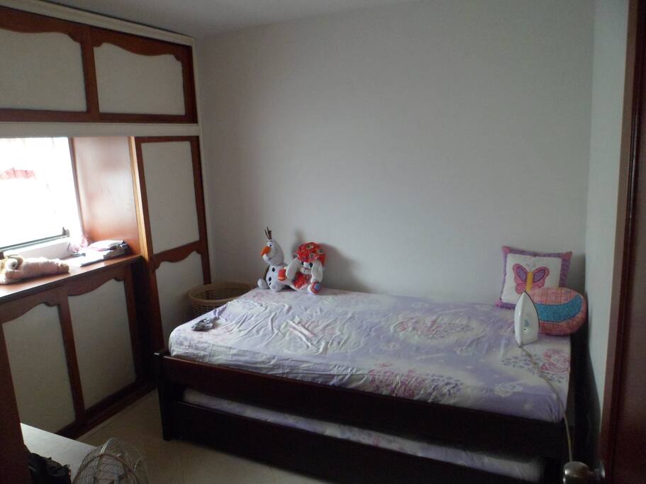 Otra habitación fresca para descansar con closet para sus cosas personales