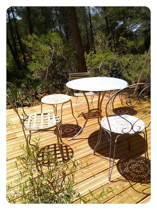 Terrasse en bois avec table chaises et balancelle. Plein sud.