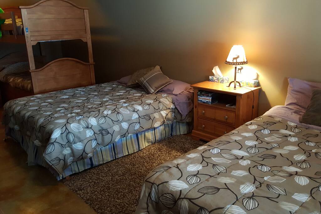 Sleeps 2 - 7.
2 Queen Beds
1 Bunk Bed
1 Trundle Bed