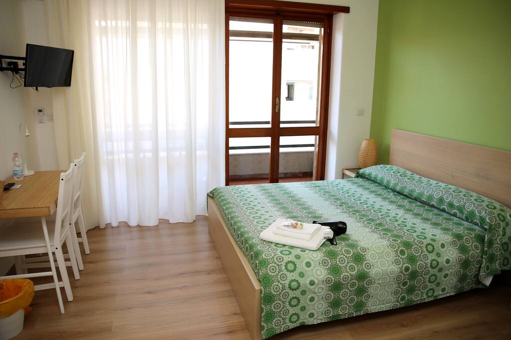 Stanza Verde doppia balconata con bagno comune.