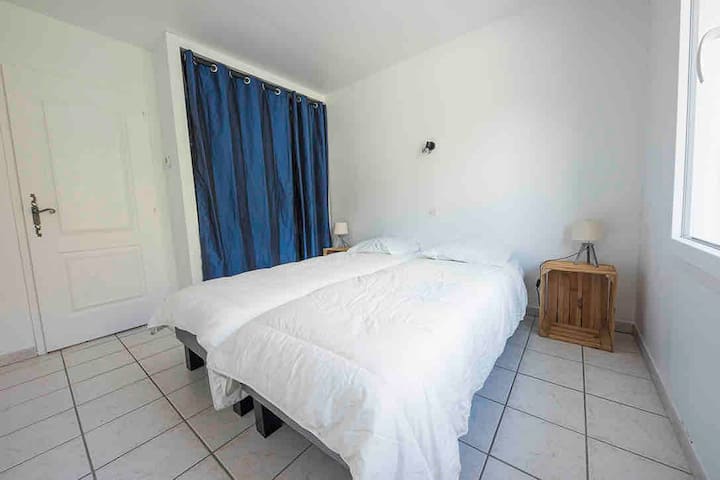 160 سريرًا
أو 2 80 سم
غرفة تطل على حديقة 
على جانب الشارع شاشة نافذة 