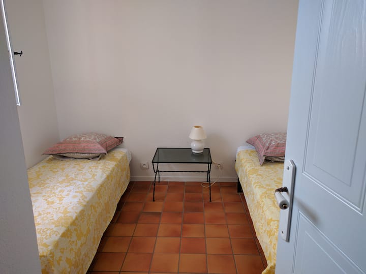 Втора спална соба, 2 единечни кревета може да се спојат за да се формира еден 