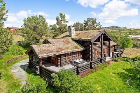 Large and magnificent cabin for use in all seasons