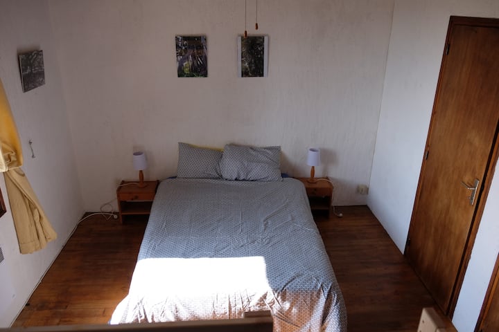 habitación con inodoro y lavabo