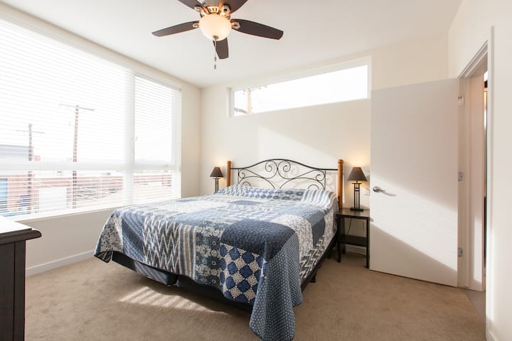 Dormitorio principal con vistas a las Rocosas. 