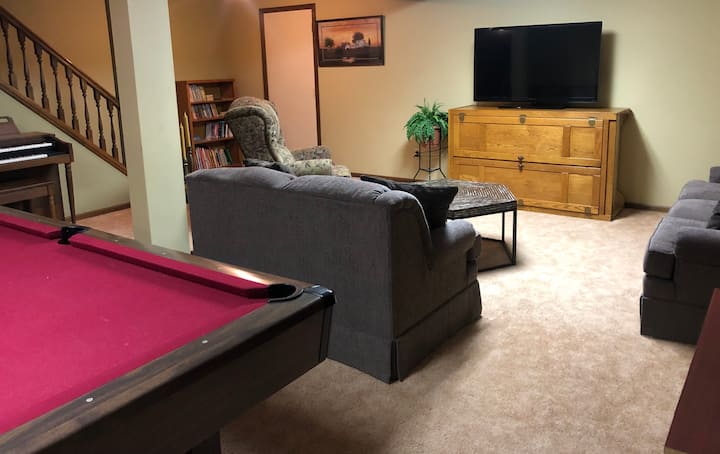 חדר משפחה במפלס התחתון עם שולחן ביליארד.  בטלוויזיה יש את רוקו