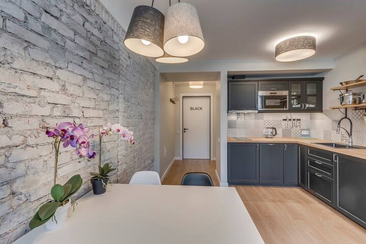 Rare in the heart of Old Town – BLACK & WHITE gallery image 3