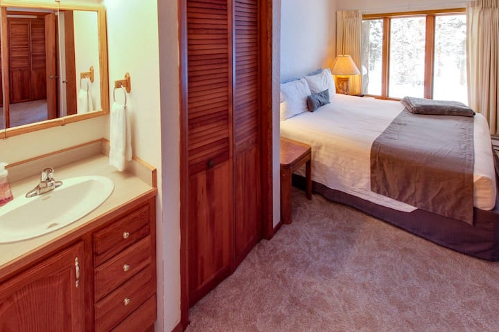 加大双人床卧室，顶楼（ 3楼）设有全功能卫生间，可欣赏大山景