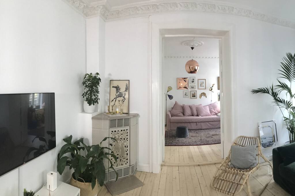 Livingroom with TV, fireplace & lounge sofa