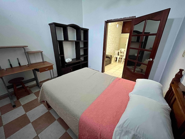 Izba č. 2 s manželskou posteľou a priestorom na prácu 