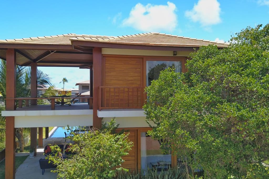 Fachada frontal arborizada com jabuticabeira nativa