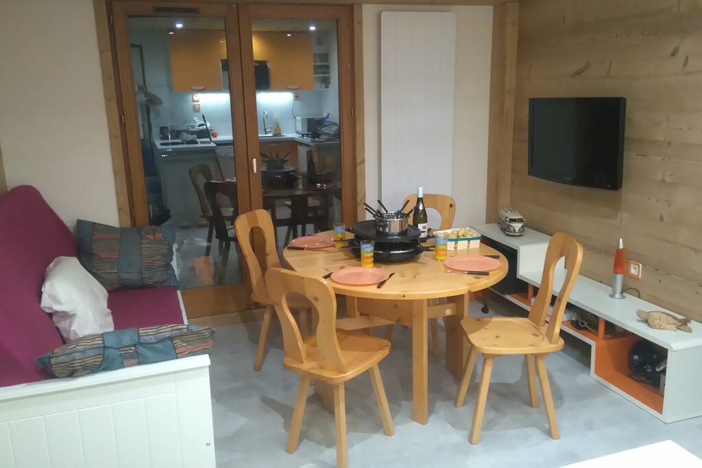 coin repas agréable avec appareil a fondue, raclette, pierrade et crépière
