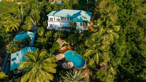 Amazing mountain top home with stunning views!