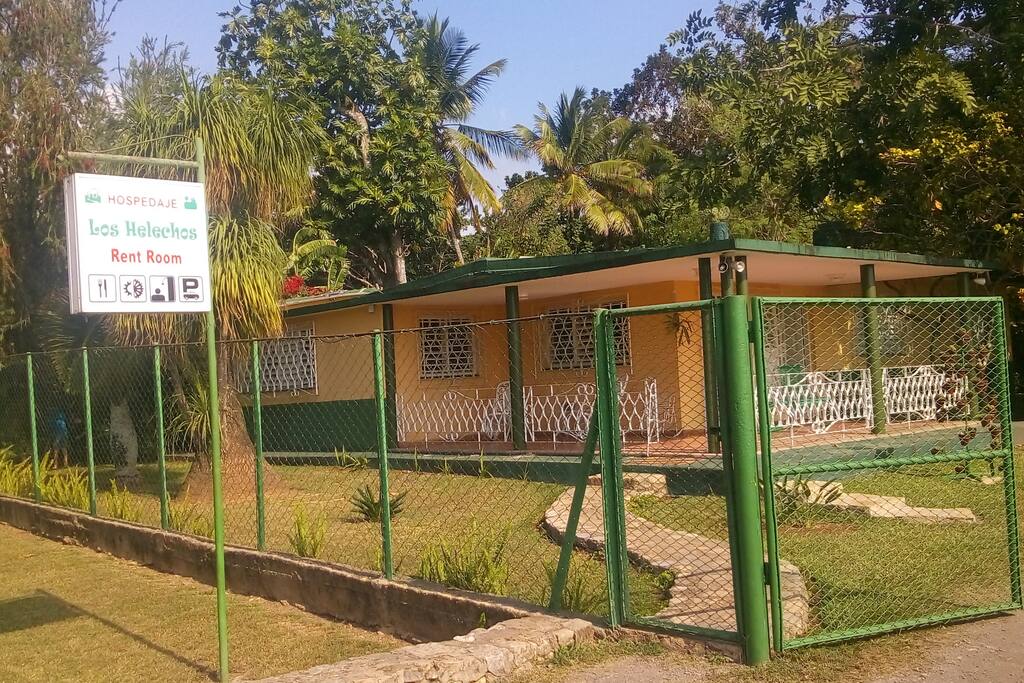 Cartel con el nombre del Alojamiento