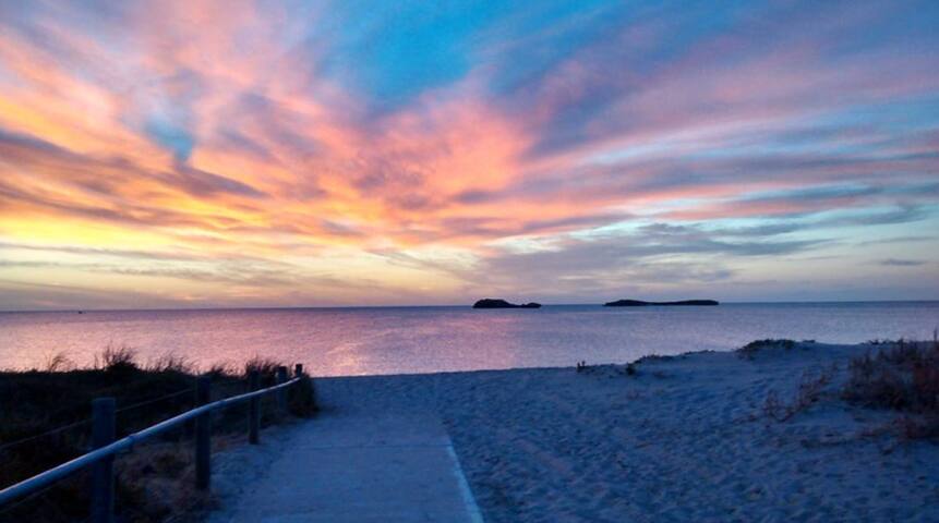 Simple 2 bedroom, less than 10 mins to beach