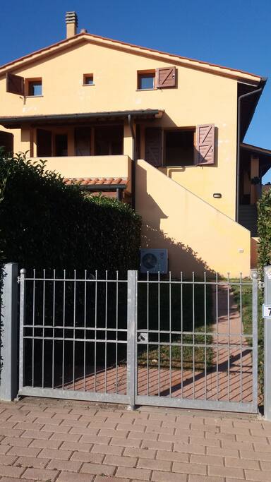Ingresso da giardino privato.