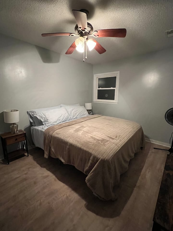 غرفة نوم رئيسية بسرير كينج وتلفزيون مقاس 44بوصة 