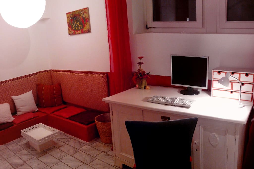 Zimmer 1, Schreibtisch