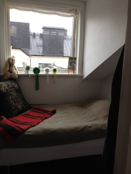 bed room 2: queen size 105 cm