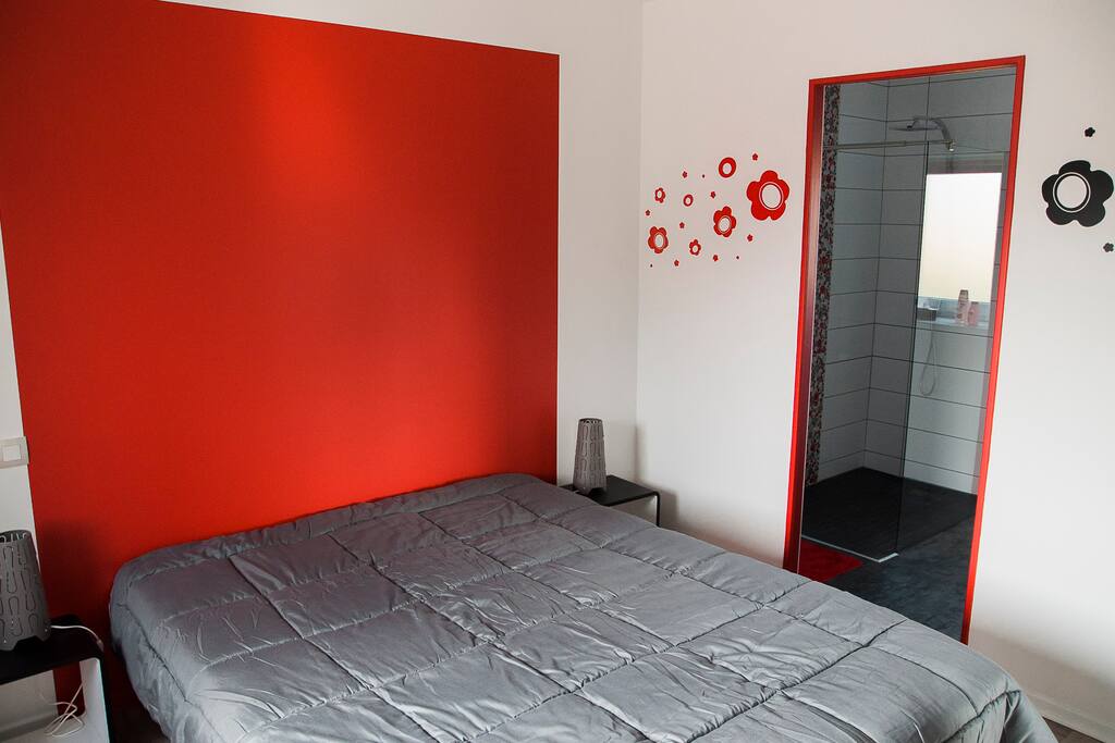 chambre rez de chaussée avec sdb