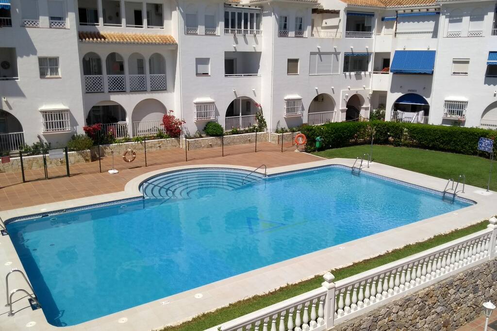 Esplendidas vistas a la piscina privada