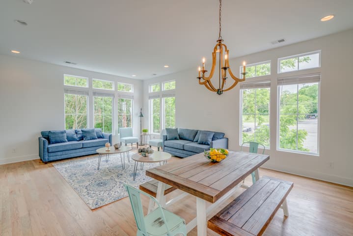 Movie Theater Rooftop Views 2 units Luxury Retreat gallery image 3