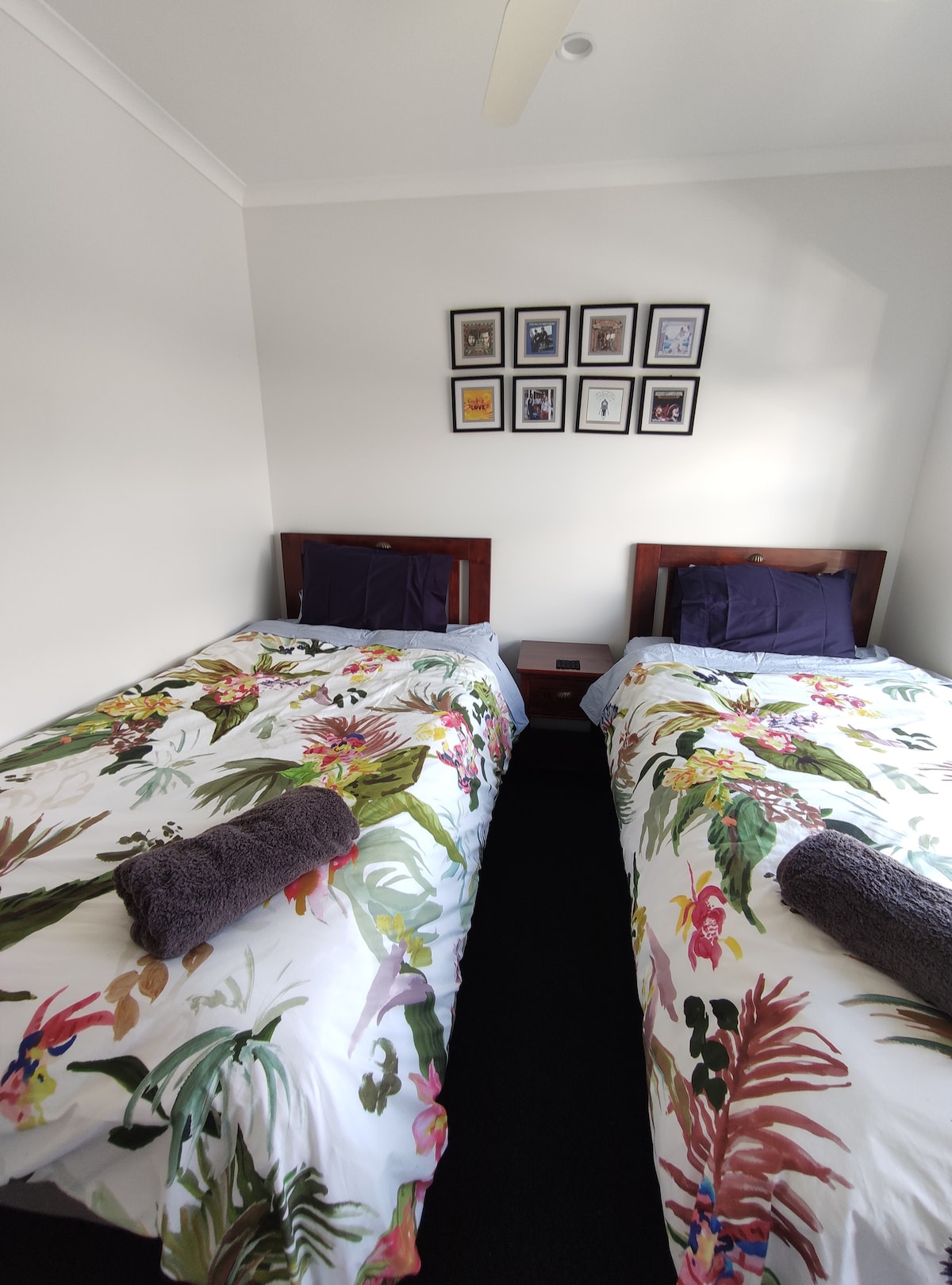 Chumba cha kulala cha tatu kilicho na vitanda viwili vya kifahari vya kifalme, feni ya dari na pia kina kitanda katika chumba hiki. 