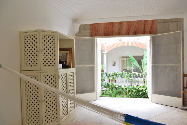 CHAMBRE#4 ACCÈS AU PATIO INTÉRIEUR.
