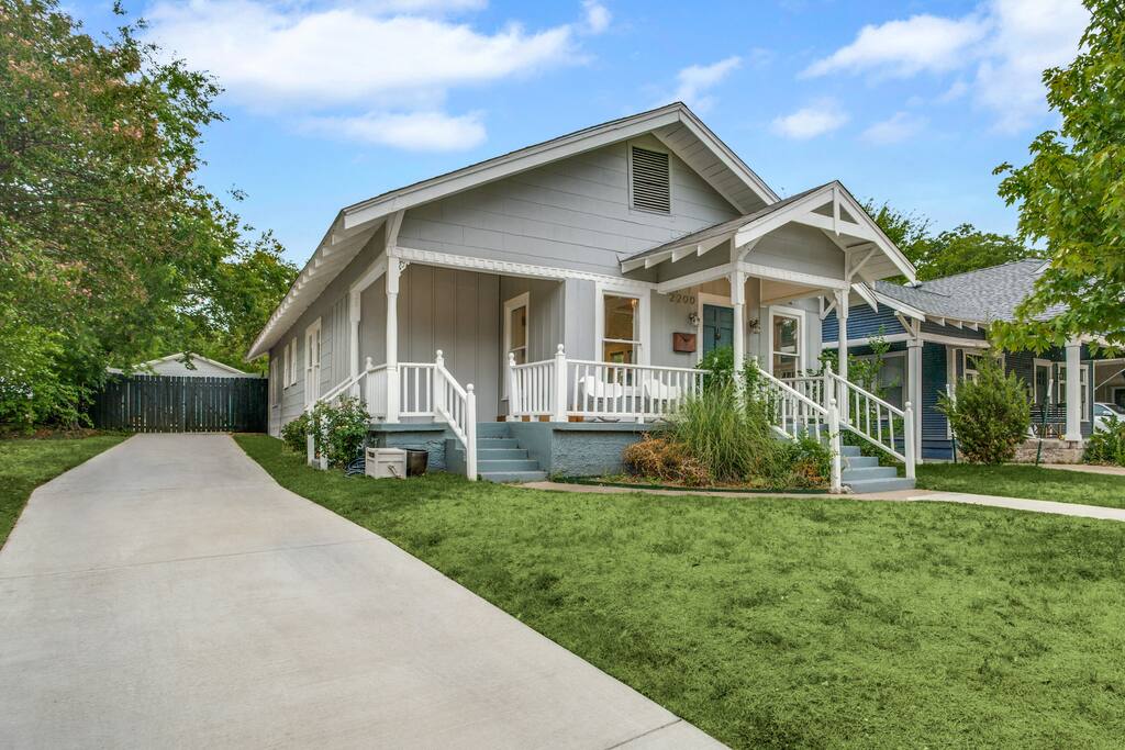 Side porch with private driveway -- park in front or behind the gate!