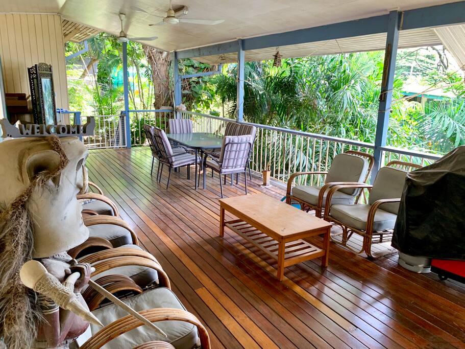 Large balcony with BBQ, overlooking the ocean...