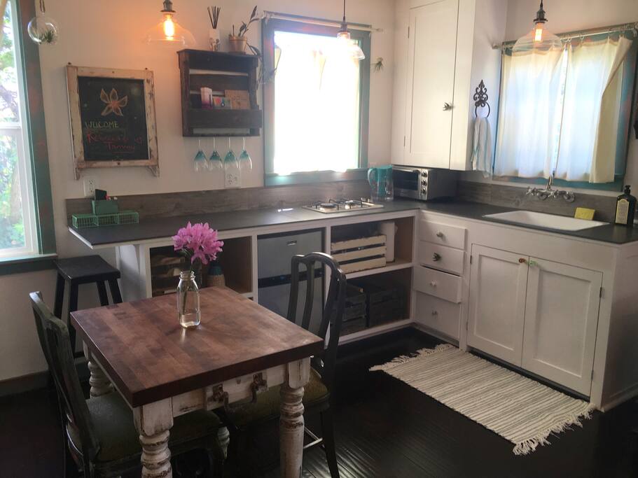 A quaint Kitchenette with all the Basics!