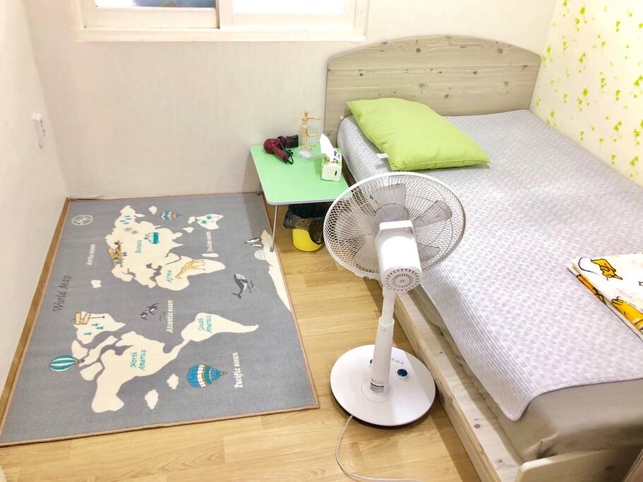 這是我們的小臥房(供旅客用)Two bedrooms of our flat, and it’s for passengers (Small for passengers)