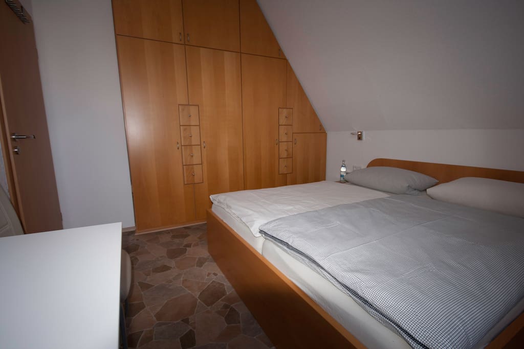 Großer Schrank für längere Aufenthalte