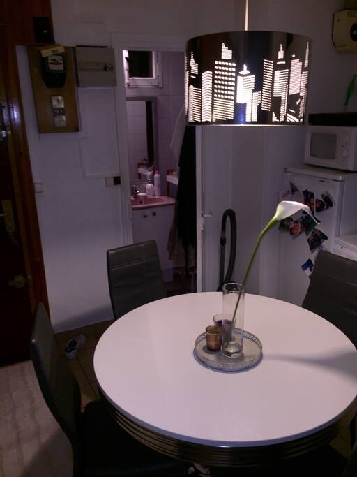 Cuisine spacieuse avec four, micro onde, cafetière, machine a laver... Parfaite pour faire des repas typiquement français!